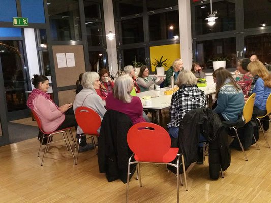 Mitglieder an langen Tischen bei der Jahreshauptversammlung